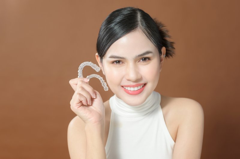 Lady presents her clear aligners
